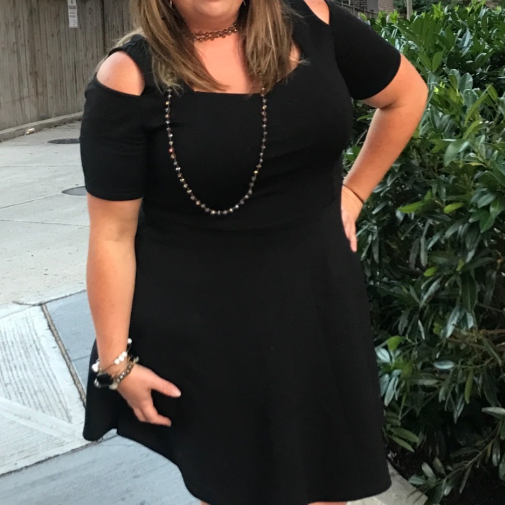 Black Cold Shoulder Dress || 1x